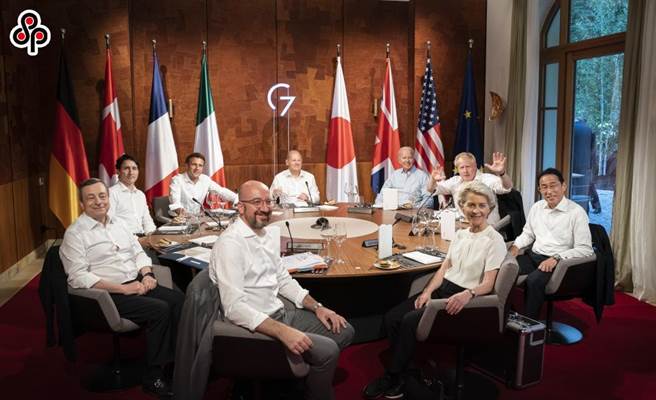 史无前例！G7公报提到中国14次。G7峰会在德国慕尼黑举行，欧洲理事会、欧盟执委会与各国领袖在6月27日第三次工作会议前合影留念。（摘自G7官网）