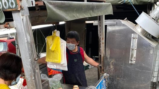 陳時中今日上午出席公開活動時，被問及是否看過照片鹹酥雞老闆照片，他則表示「滿像的」，更笑說「我本來以為是人家把我的頭放上去的」。（圖／翻攝自爆廢公社）