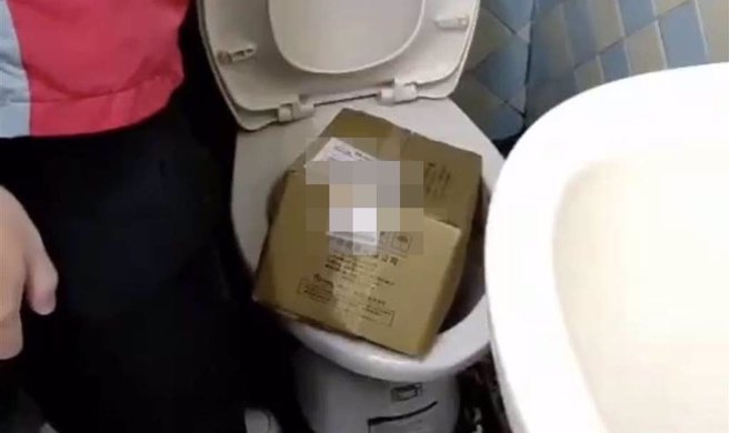 员工将客人包裹丢到马桶。（民眾提供／曹婷婷台南传真）