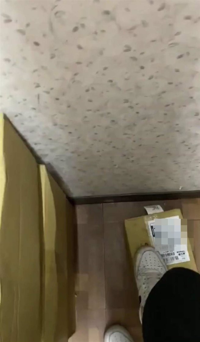 员工踩烂客人包裹。（民眾提供／曹婷婷台南传真）