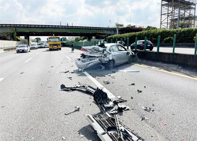 國道一號台中大雅段今天早上發生追撞車禍，現場車體肢離破碎，車流回堵近6公里。（台中市消防局提供）
