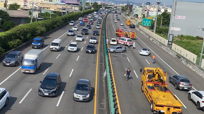 國道一號台中大雅段今天早上發生追撞車禍，車流一度回堵近6公里。（取自記者爆料網）