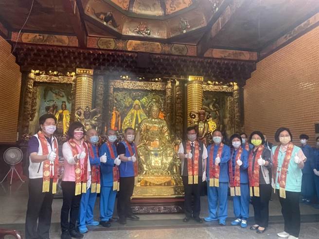 桃園市中壢慈惠堂29日舉辦瑤池金母娘娘開光大典，藍綠白多位政治人物參與。(呂筱蟬攝)