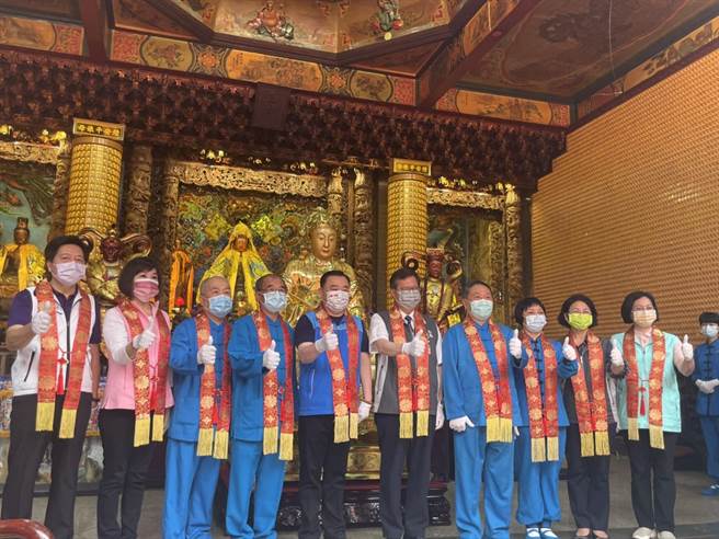 桃園市中壢慈惠堂29日舉辦瑤池金母娘娘開光大典，藍綠白多位政治人物參與。(呂筱蟬攝)