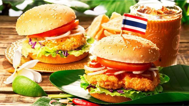 （Q Burger「世界风味赏－泰国站」秘制双酱搭配严选泰式奶茶，让消费者以舌尖上游泰国。图／Q Burger）