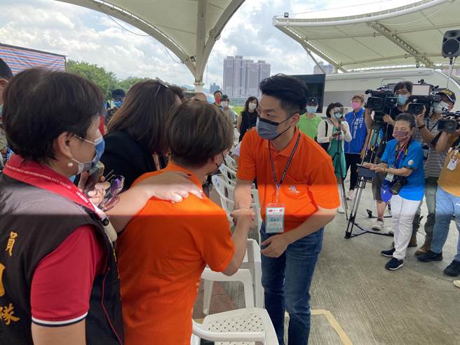 国民党台北市长参选人蒋万安（右一）上午出席中华民国露营协会「629世界露营日」活动。（陈薏云摄）