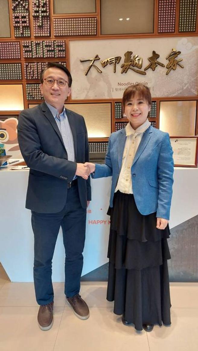 ▲（左起）大呷麵本家创办人刘世欣、臺中市产业故事馆发展协会理事长佩娜。　图：臺中市产业故事馆发展协会／提供
