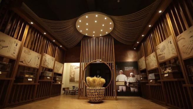 ▲创业是条艰辛的路，刘世欣从父亲手中接过了手艺的棒子，放下一切回到了起点，从秤麵、卷麵、包麵学起设计、包装、原料选择与採购一手包办。　图：大呷麵本家／提供
