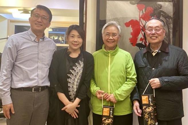 ▲大呷麵本家创办人刘世欣（左1）、宏碁电脑创办人施振荣（左4）。　图：大呷麵本家／提供
