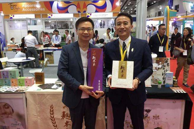 ▲（左起）外贸协会董事长黄志芳、大呷麵本家创办人刘世欣。　图：大呷麵本家／提供
