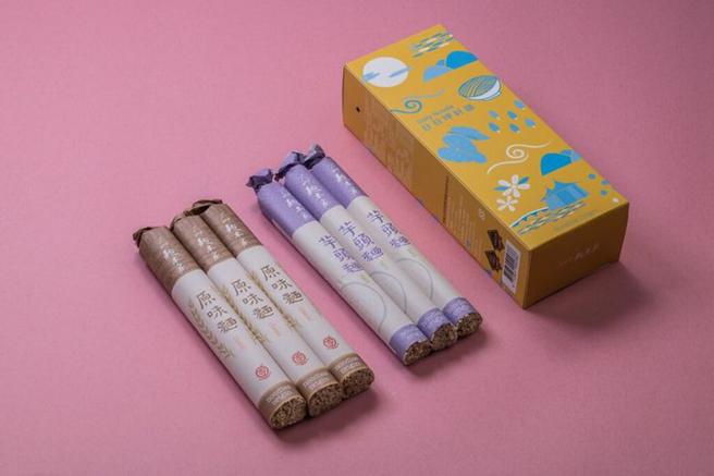 ▲为麵条穿上一件名为文化创意的外衣是刘世欣自始至终的坚持。从第一代承袭古法手工纸卷包装，到为了小资与单身族群设计的一人份长条彩盒设计。　图：大呷麵本家／提供
