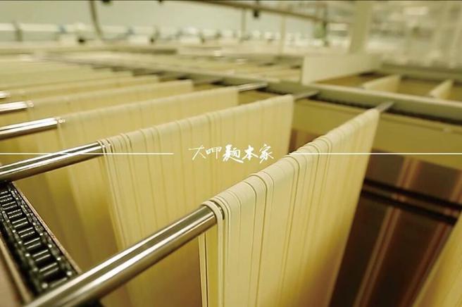 ▲刘世欣表示，小时候只要穿梭在这千丝万缕的麵条挂架中看着麵条飘扬，数着光影晃动就彷佛到了另一个世界，那份属于日晒的温暖。　图：大呷麵本家／提供