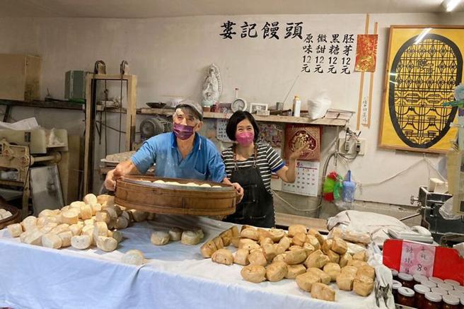 ▲隱身在巷弄間的婁記饅頭，饅頭剛出爐的自然麵香為昏暗的市場添上許多暖意。　圖：高雄市政府觀光局／提供
