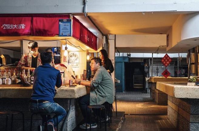 ▲向晚時分，第一公有市場內許多文創小店紛紛亮燈開始營業，鹽埕的夜間依舊活力滿點。（洪立／提供）。　圖：高雄市政府觀光局／提供
