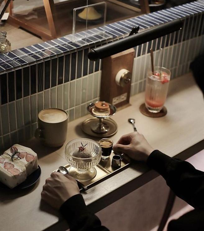 ▲隱身鹽埕巷弄裡的老屋咖啡廳，在咖啡的氤氳與甜點的滋味中緬懷舊時光。（菜菜子不孤單／提供）。　圖：高雄市政府觀光局／提供