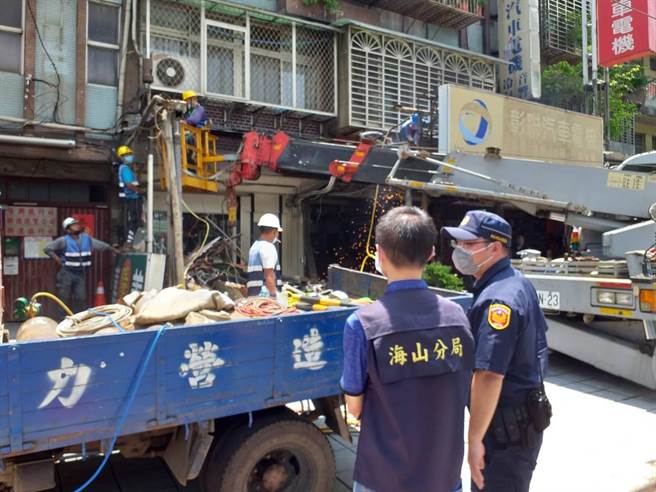 市府安联合稽查小组执行强制拆除。（警方提供）