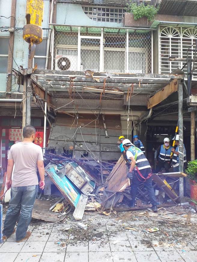 市府安联合稽查小组执行强制拆除。（警方提供）