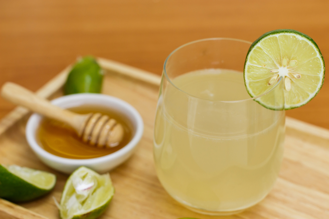 喝蜂蜜檸檬水竟藏3大陷阱 專家：連維生素C也輸了。(示意圖/Shutterstock)