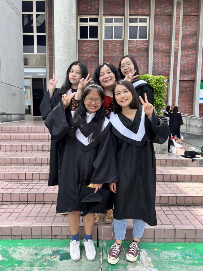 個性活潑開朗的梁凱熙(前排左一)，來到義守大學結交到不少朋友、體驗多元的校園生活。(圖/義守大學提供)