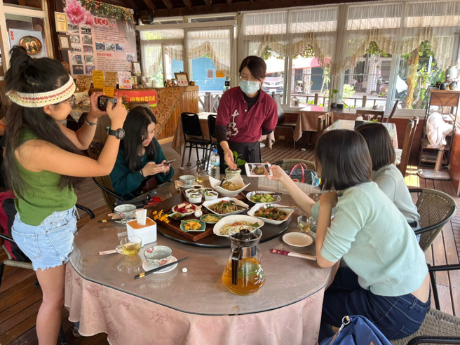 來自香港的梁凱熙，在大學期間就習得拍片技術，並結合休管系所學專長，還因此獲得遊程競賽冠軍。(圖/義守大學提供)