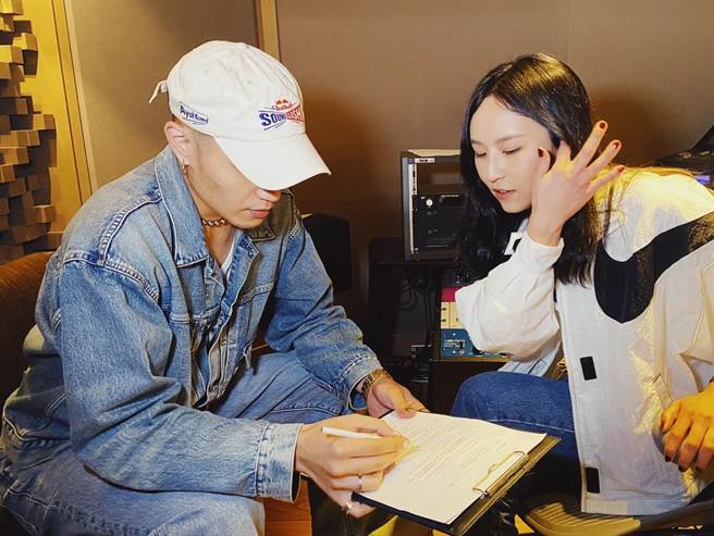 法蘭新歌邀來YELLOW黃宣獻聲合唱。（相映國際提供）