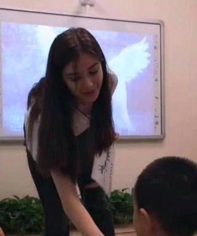 女老师很用心教学。(图/微博)