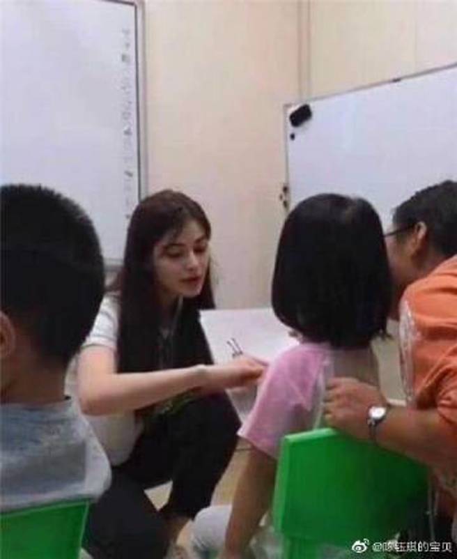 女老师对待小朋友亲切有爱心。(图/微博)