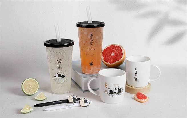 茶汤会17周年庆，不只开卖新品，也结合书法美学与插画艺术，联名马来貘推周边。（茶汤会提供）