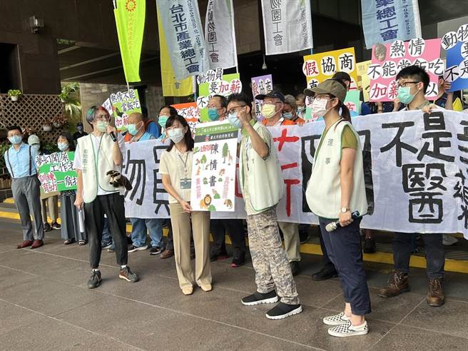 台北市立動物園企業工會向北市教育局提交陳情書。（游念育攝）
