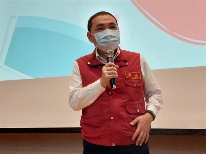 新北市长侯友宜致词谈及2年多来新北的防疫过程，心疼第一线同仁的辛苦，相信4月14日中和卫生所都在加班接电话。（陈慰慈摄）