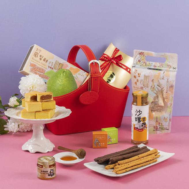 （台北遠東香格里拉搶中秋商機，除有禮盒並有禮籃，圖為「香聚．精選 中秋禮籃」。圖／台北遠東香格里拉）