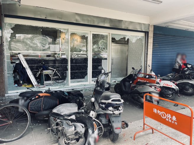 新北市板桥区民生路29日才发生当铺遭砸店事件，警方目前正在厘清2起案件是否有关。（王扬杰摄）
