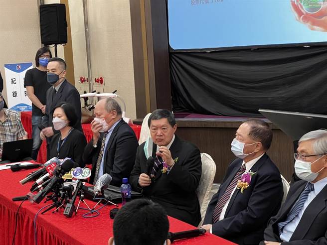 电价调涨时曾呼吁涨8％吃不消，结果政府给你涨15％，远东集团董事长徐旭东(中)今天出席亚泥股东会时，对此直接开酸「这个政府很能干」。(图／王玉树摄影)