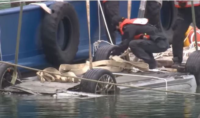 南韩海警和潜水人员28日在全罗南道莞岛郡松谷港海底发现光州10岁女童赵有娜一家陈尸落入海底的银色奥迪轿车中。（南韩警察厅）