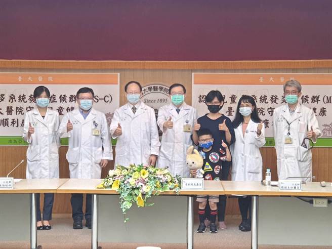 台大医院今天召开认识儿童多系统发炎症候群（MIS-C）记者会，邀请确诊病童与家长现身说法。（陈人齐摄）
