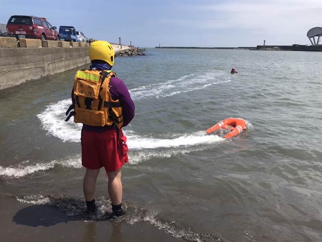 水上救援飞翼可透过遥控将救生器材迅速送达待救者身边。（竹围分队提供／蔡明亘桃园传真）