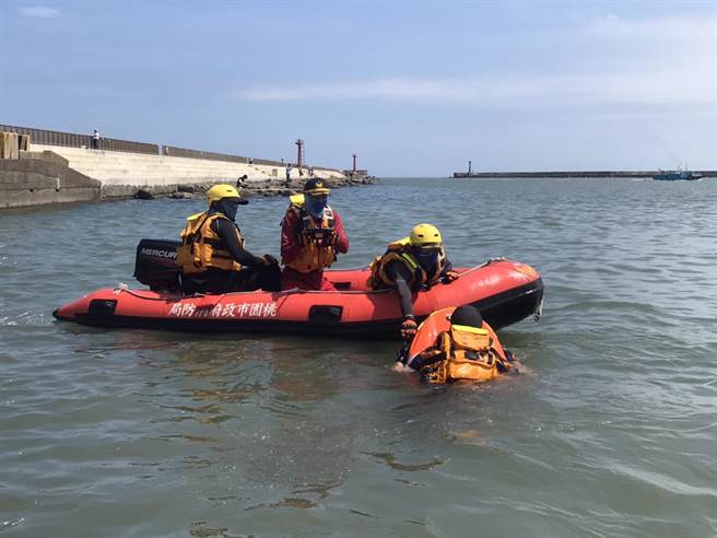 桃市消防第三搜救救助分队与竹围消防分队，连2天在竹围渔港实施救生训练。（竹围分队提供／蔡明亘桃园传真）