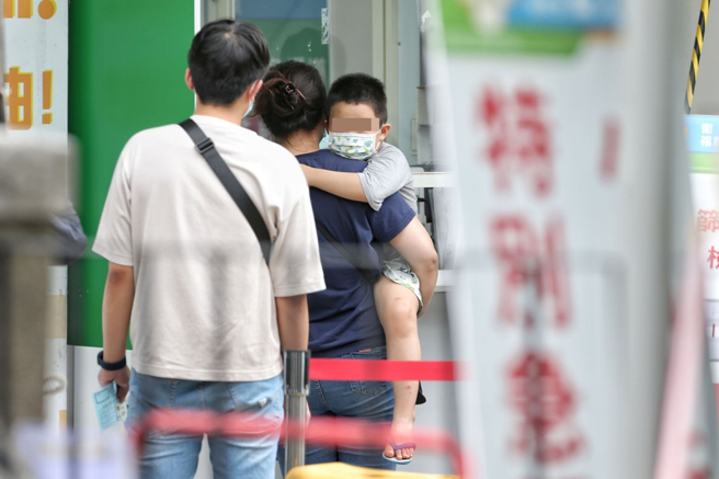 医师提醒家长如遇到孩童持续发烧，且每次发烧症状都不一样时，应立即送医检查。（示意图／杜宜谙摄）