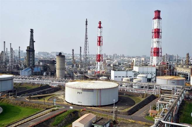 洪男为了清偿250万元信用贷款，竟与厂商联手，利用假发票浮报公款，10年来与厂商共贪污298万元，雄检侦结后，将洪男及涉案厂商等4人依贪污、偽造文书罪起诉。（本报资料照片）