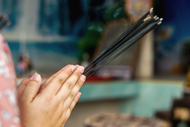 很多人拜祖先是想要祖先庇佑后代，如此心态在初衷上便有了偏颇。(示意图/shutterstock)