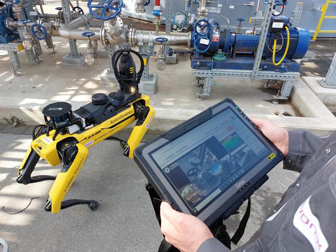 （神基旗下Getac F110强固型平板电脑获特种化学品大厂赢创（Evonik）订单，用以操控自主机器人进行化工产业机器人维修任务。图／神基提供）