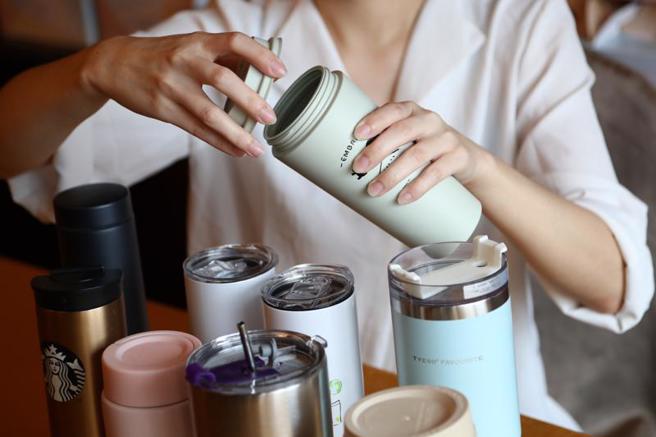 環保署自備飲料杯享新台幣5元優惠政策將在7月1日正式實施，29日舉行記者會推廣，呼籲民眾多多利用享折扣也能為環保盡一份力。圖為各式環保杯。（圖/ 中央社）