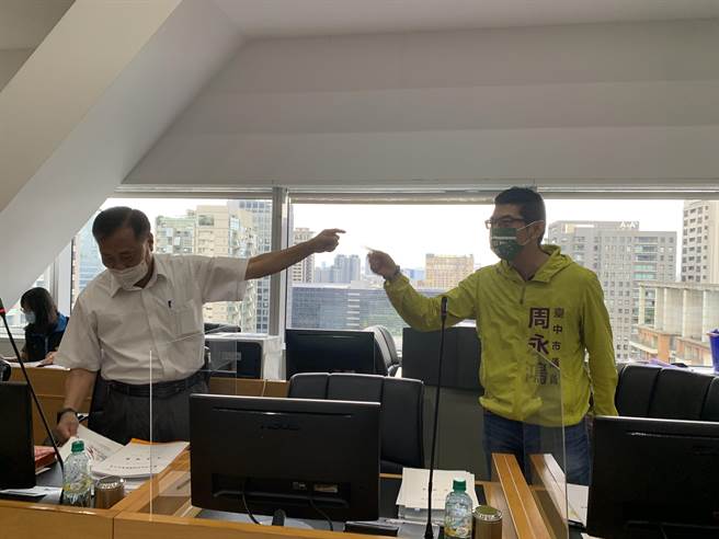 國民黨議員楊正中(左起)與民進黨議員周永鴻，為了購物節等追加預算爭論。(林欣儀攝)