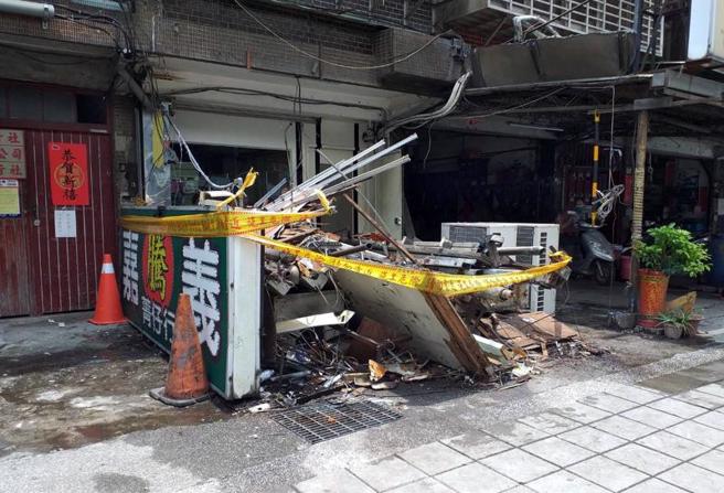  新北市海山警察分局29日表示，天道盟太阳会利用新北市板桥区某槟榔摊为掩护，做为成员聚集处并经营职业赌场；市府公安联合稽查小组认定为违章建筑，28日强制拆除。（图/ 中央社）