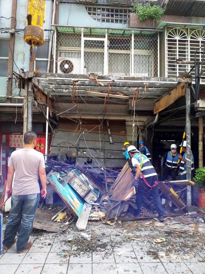  天道盟太阳会利用新北市板桥区某槟榔摊为掩护，做为成员聚集处并经营职业赌场；市府公安联合稽查小组会议，认定加盖铁皮建筑经营槟榔摊、及地下室隔间赌场，为违章建筑事实明确，28日强制拆除。（图/ 中央社）