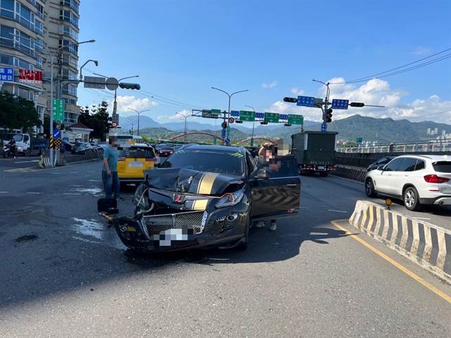 休旅车车头撞到全毁。（警方提供／李奇叡新北传真）