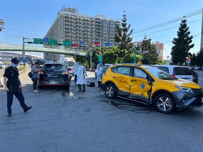 新北市新店区昨（29）日发生车辆相撞意外，一辆计程车要左转时，直接被对向闯红灯的休旅车撞上。（警方提供／李奇叡新北传真）