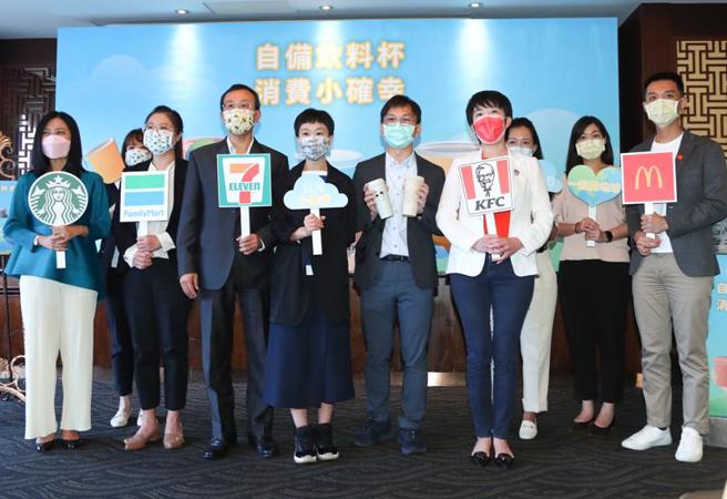 行政院環境保護署29日舉辦「自備飲料杯，消費小確幸」記者會，邀請7-ELEVEN、全家、麥當勞、肯德基、星巴克分享減量措施。（圖/ 中央社）