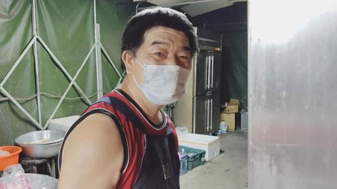 苗栗市府前路旁一家卖咸酥鸡的老板，被眼尖民眾发现长相酷似卫生福利部长陈时中，附近居民表示，老板戴上口罩时，真的会让人误以为是阿中部长，但咸酥鸡老板（图）低调表示，其实自己比较胖。（图/ 中央社）