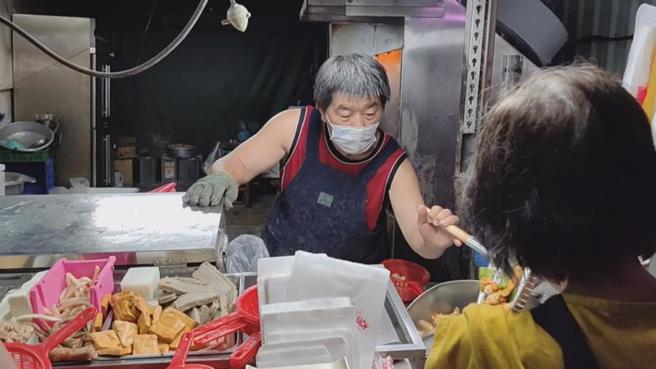  卫福部长陈时中日前确诊没有现身中央流行疫情指挥中心记者会，但有民眾前往苗栗市买咸酥鸡时，赫然发现戴着口罩、认真工作的老板（后），跟阿中部长神韵相似。（图/ 中央社）